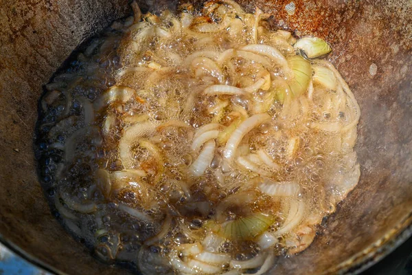 Doğranmış Soğan Kızgın Yağda Kızarır Kazanda Pilav Pişirmek Adım Adım — Stok fotoğraf