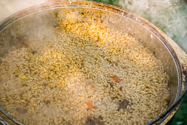 Geleneksel Asya Fırınında Pilav Pişirme Sürecinde Bir Kazanda Pirinç Gerçek — Stok fotoğraf