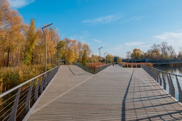 Ein Neuer Moderner Damm Mit Holzdeck Ufer Des Stadtsees — Stockfoto