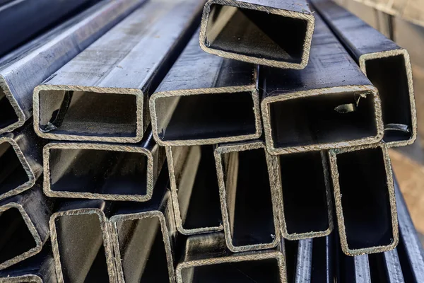 Ticari bir depoda dikdörtgen profilden yapılmış metal borular.