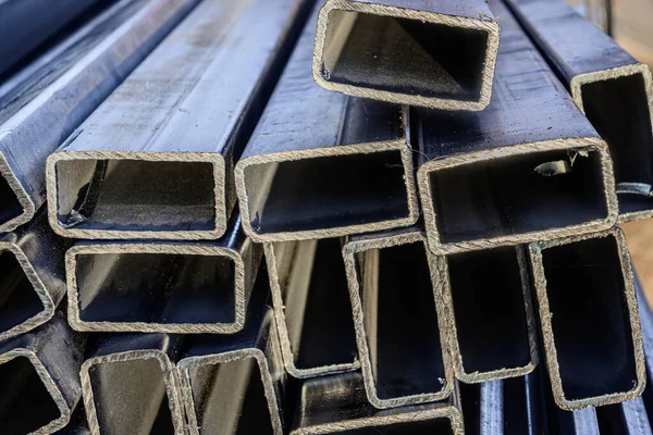 商業倉庫内の矩形形状の金属管 ロイヤリティフリーのストック写真