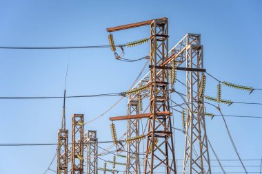 Yüksek voltajlı elektrik hatları. Elektrik dağıtım istasyonu. yüksek voltajlı elektrik iletim kulesi.