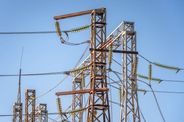 Yüksek voltajlı elektrik hatları. Elektrik dağıtım istasyonu. yüksek voltajlı elektrik iletim kulesi.