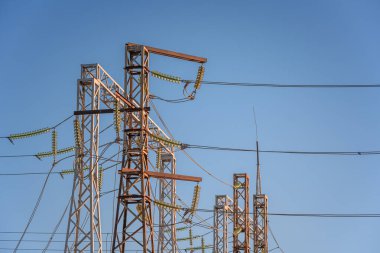 Yüksek voltajlı elektrik hatları. Elektrik dağıtım istasyonu. yüksek voltajlı elektrik iletim kulesi.