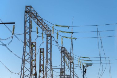Yüksek voltajlı elektrik hatları. Elektrik dağıtım istasyonu. yüksek voltajlı elektrik iletim kulesi.