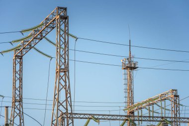 Elektrik dağıtım istasyonu. Elektrik direği ve yüksek voltajlı elektrik hatları.