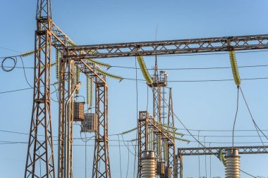 Yüksek voltajlı elektrik hatları, dalga tuzağı ya da yüksek frekanslı durdurucu. Elektrik dağıtım istasyonu. Yüksek voltajlı elektrik iletim kulesi.