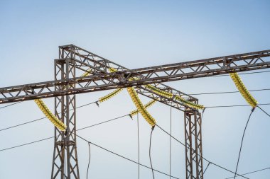 Elektrik dağıtım istasyonu. Elektrik direği ve yüksek voltajlı elektrik hatları.