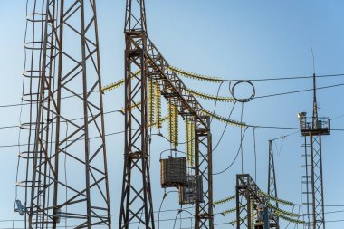 Yüksek voltajlı elektrik hatları, dalga tuzağı ya da yüksek frekanslı durdurucu. Elektrik dağıtım istasyonu. Yüksek voltajlı elektrik iletim kulesi.