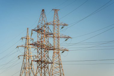 Yüksek voltajlı elektrik iletim kulesi. Elektrik direği ve yüksek voltajlı elektrik hatları.