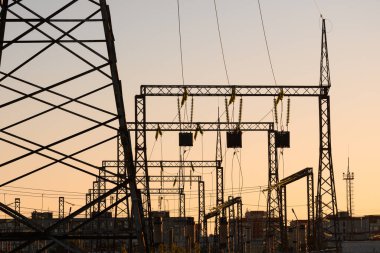 Yüksek voltajlı elektrik hatları, dalga tuzağı ya da yüksek frekanslı durdurucu. Elektrik dağıtım istasyonu. Yüksek voltajlı elektrik iletim kulesi.