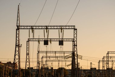 Yüksek voltajlı elektrik hatları, dalga tuzağı ya da yüksek frekanslı durdurucu. Elektrik dağıtım istasyonu. Yüksek voltajlı elektrik iletim kulesi.