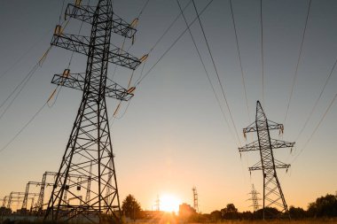 Yüksek voltajlı elektrik iletim kulesi. Elektrik direği ve yüksek voltajlı elektrik hatları.