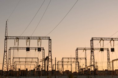 Yüksek voltajlı elektrik hatları, dalga tuzağı ya da yüksek frekanslı durdurucu. Elektrik dağıtım istasyonu. Yüksek voltajlı elektrik iletim kulesi.