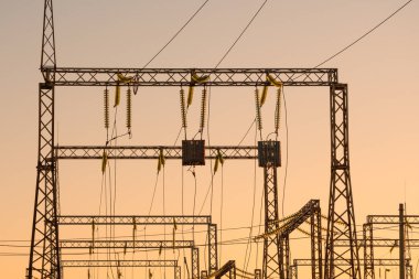 Yüksek voltajlı elektrik hatları, dalga tuzağı ya da yüksek frekanslı durdurucu. Elektrik dağıtım istasyonu. Yüksek voltajlı elektrik iletim kulesi.