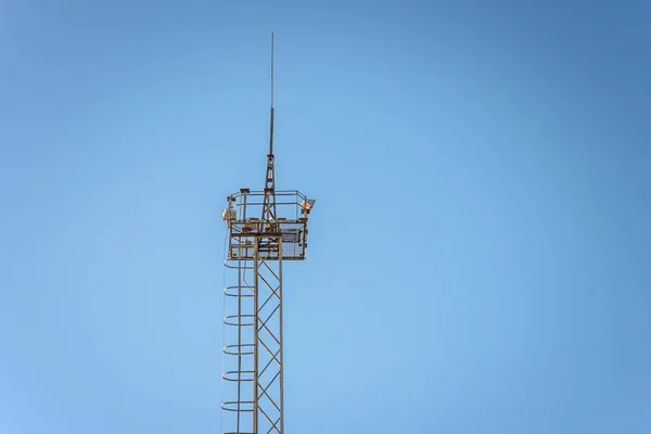 Kovová Věž Plošinou Vrcholu Osvětlovacím Systémem Tyčí — Stock fotografie