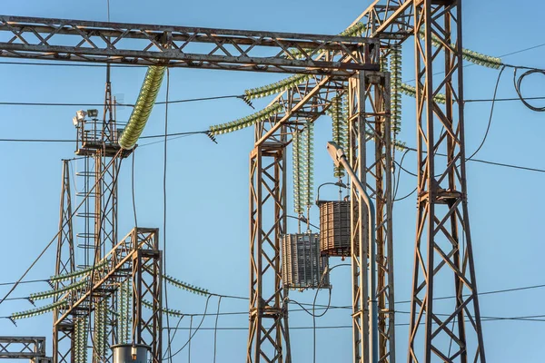 Yüksek voltajlı elektrik hatları, dalga tuzağı ya da yüksek frekanslı durdurucu. Elektrik dağıtım istasyonu. Yüksek voltajlı elektrik iletim kulesi.