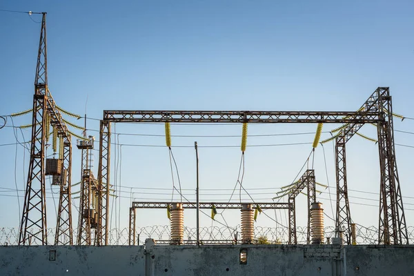 Subestación Eléctrica Distribución Con Líneas Eléctricas Transformadores Una Cerca Hormigón — Foto de Stock