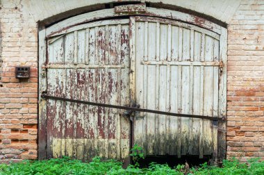 Eski, paslı, çift kapı.