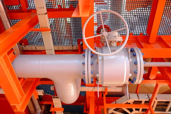 Трубопроводы и клапан на нефтегазовой платформе — стоковое фото