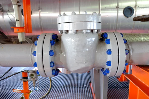 Rørledninger og ventil på olie- og gasplatform - Stock-foto