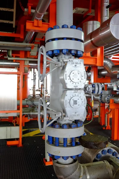 boru hatları ve petrol ve gaz platformu üzerinde Vana