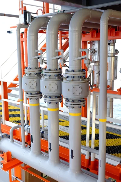 boru hatları ve petrol ve gaz platformu üzerinde Vana