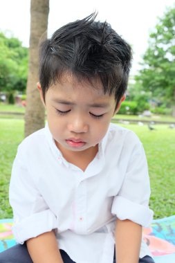 Çocuk parkında ağlıyor