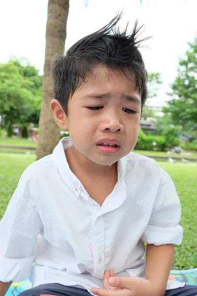 Çocuk parkında ağlıyor