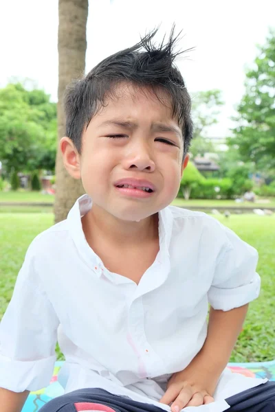 Çocuk parkında ağlıyor