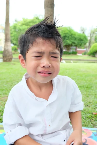 Boy crying in park — Stock Photo, Image