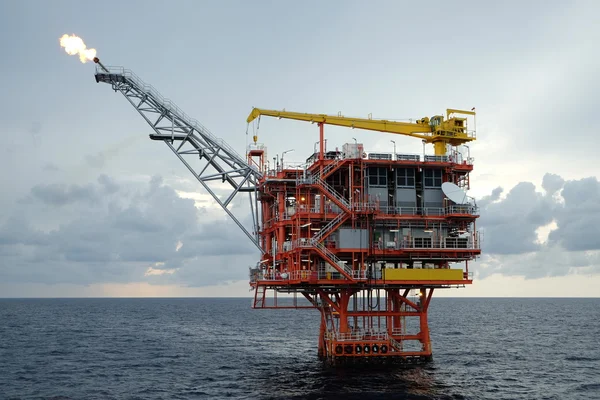 Нефтегазовая платформа в заливе или море — стоковое фото
