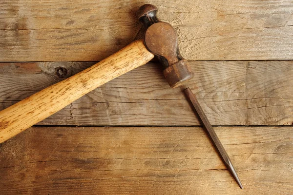 Martillo de trineo y punzón sobre fondo de madera. Vista superior del martillo de trineo con mango de madera y ponche . —  Fotos de Stock