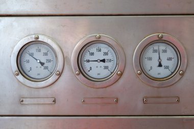 Petrol ve gaz üretim süreci içinde basınç göstergesi.