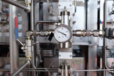 Petrol ve gaz üretim süreci içinde basınç göstergesi.