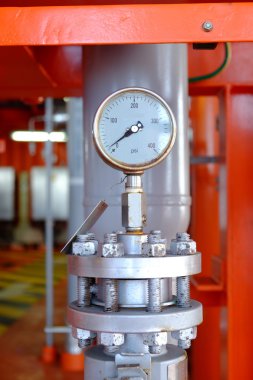 Petrol ve gaz üretim süreci içinde basınç göstergesi.
