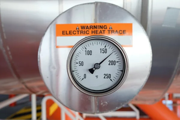 Petrol ve gaz üretim süreci içinde basınç göstergesi.