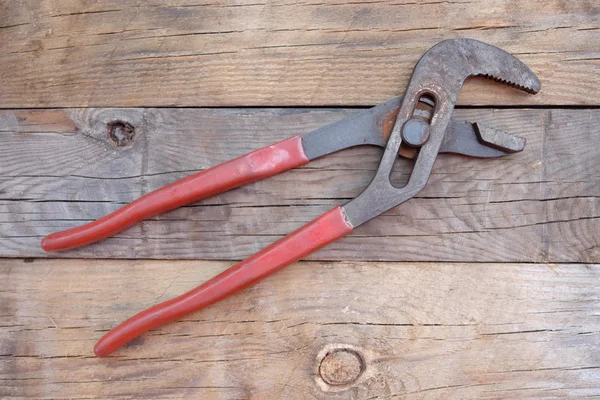 pense kırmızı bir ahşap panel üzerinde işlemek. Kopya alanı ile Üstten Görünüm.