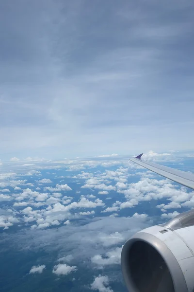 Bulutlar ve gökyüzü bir uçağın penceresinden görüldüğü gibi
