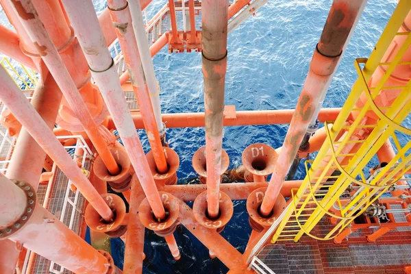 Слоты для добычи нефти и газа на морской платформе . — стоковое фото