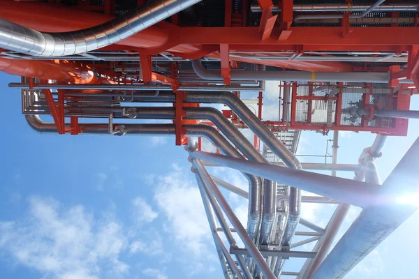 gaz ve yağ ve su mavi gökyüzü arka plan üzerinde Endüstriyel boru