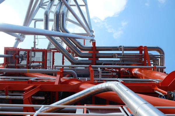 gaz ve yağ ve su mavi gökyüzü arka plan üzerinde Endüstriyel boru