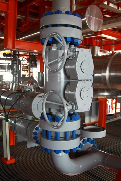 Planta de processamento de óleo e gás com válvulas de tubulação — Fotografia de Stock