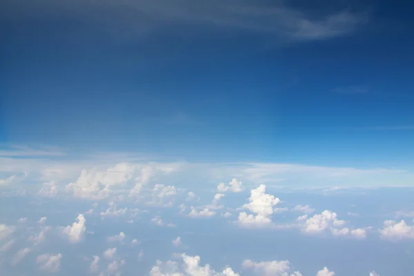 Parlak mavi gökyüzü ve bulutlar arka plan olarak