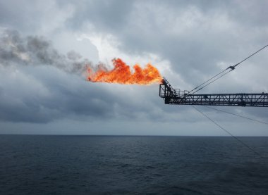 Boom meme flare ve offshore petrol sondaj platformu üzerinde ateş