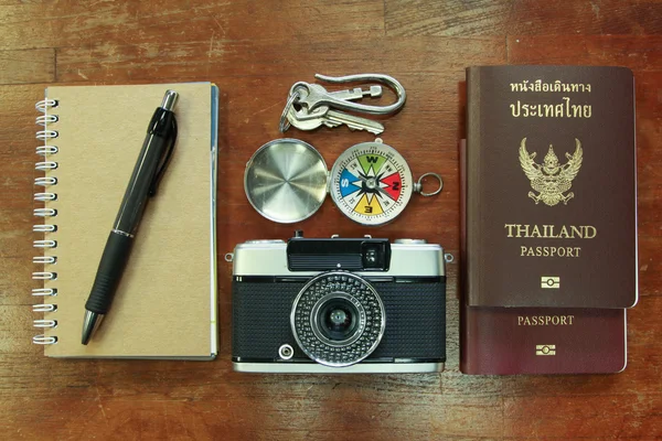 Gezgin, ahşap arka plan nesneye kıyafeti.