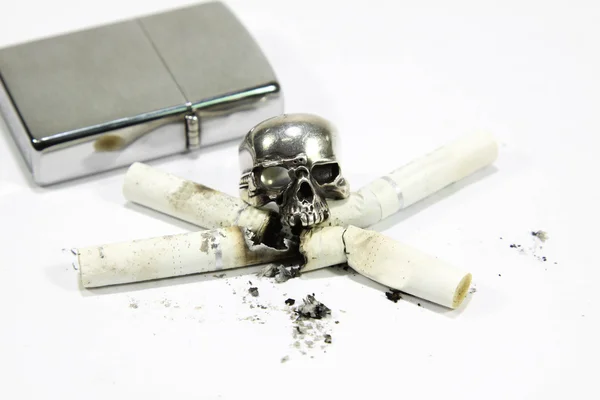 Teschio e sigarette su sfondo bianco . — Foto Stock