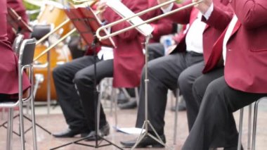 Orkestra açılır. Trombon grup