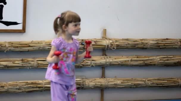Küçük kız jimnastik devreye girer — Stok video