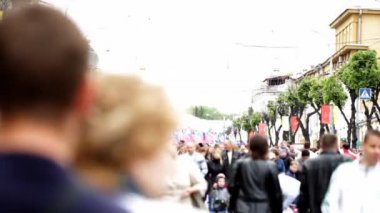 Kalabalık şehir gün, sokaktaki insanlara